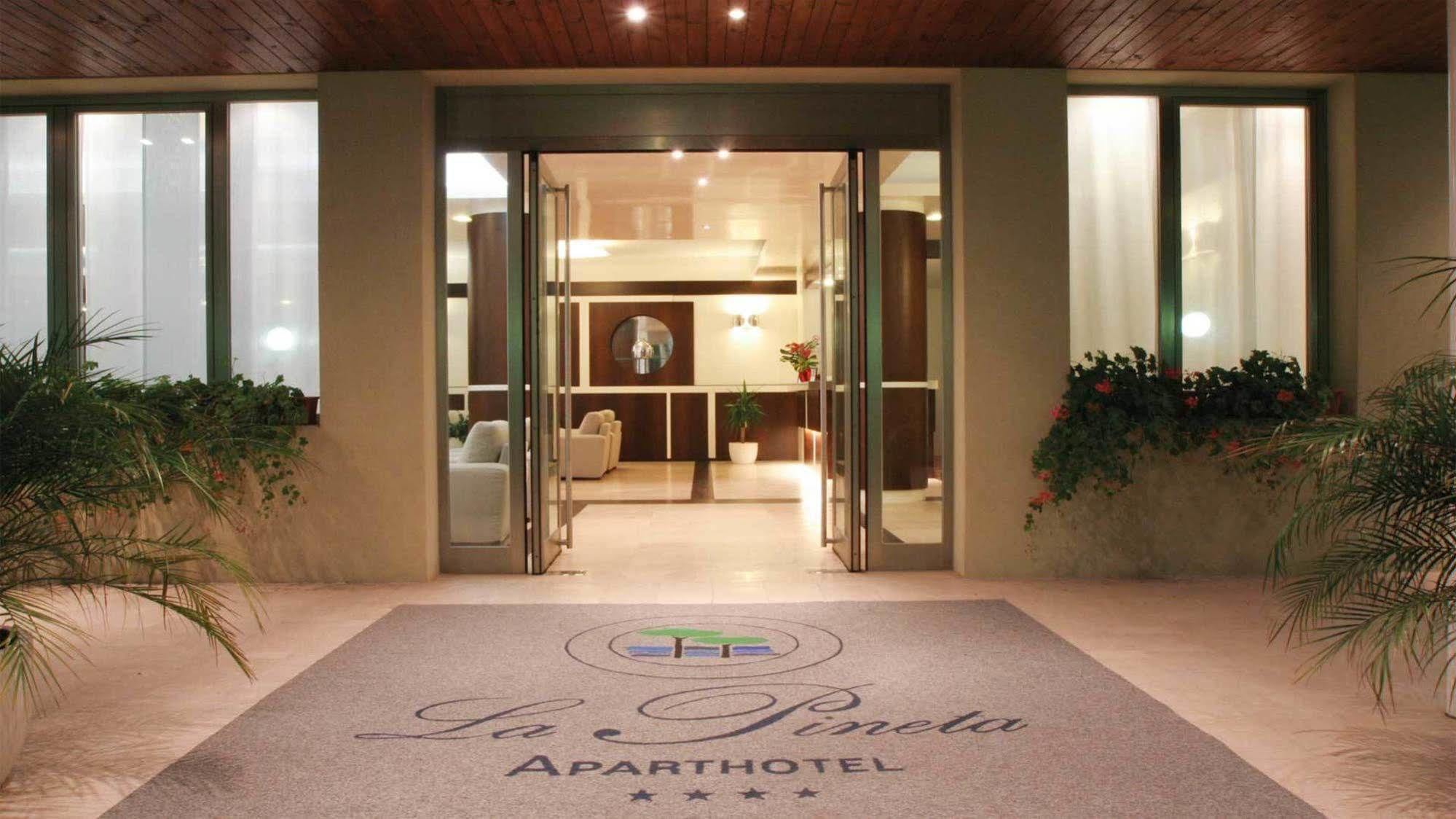 Aparthotel La Pineta 리도 디 예솔로 외부 사진